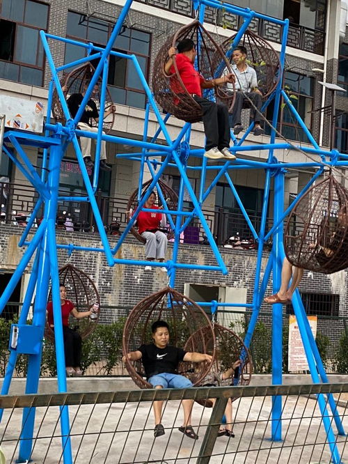 保定網(wǎng)紅4人8人旋轉(zhuǎn)秋千出售生產(chǎn)廠家報價